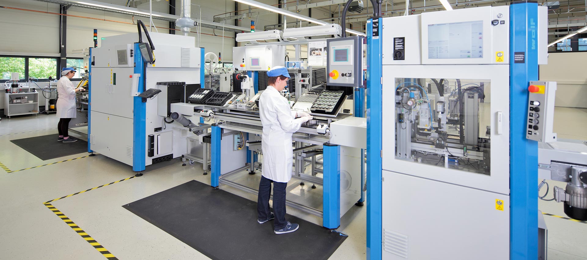 Semi-automatic assembly line for electronic modules. The following processes are integrated: Caulking, laser soldering, laser marking, laser welding, leak testing, greasing. Photo: PMDM