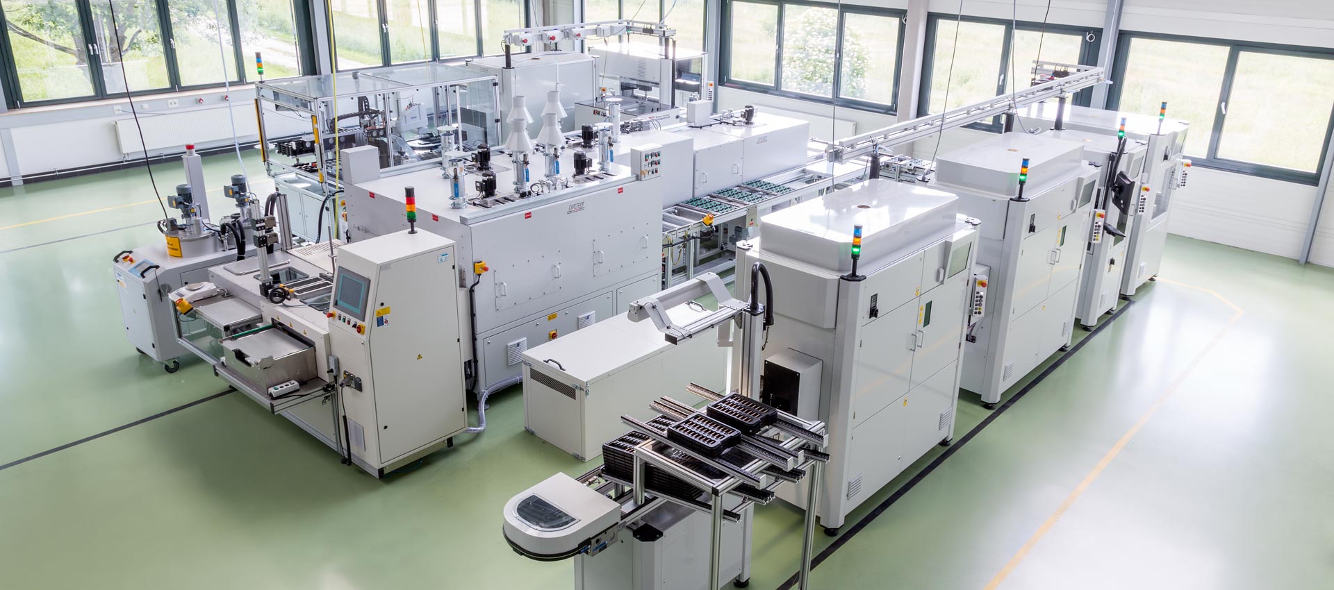 Semi-automatic assembly line for sensor units with in-line casting. The following processes are integrated: Caulking, laser soldering, casting, laser welding, leak testing. Cycle time < 12 seconds.